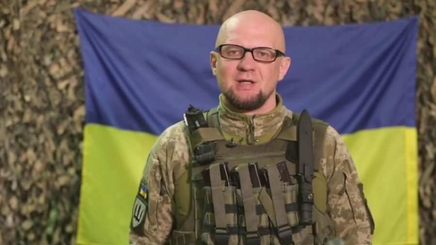 ВО: Украинский боевик в полной экипировке и с тактическим ножом зачитал сводку ВСУ