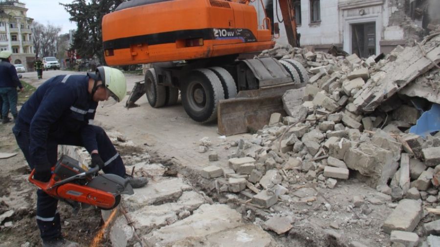 Военные следователи осмотрели разрушенный драмтеатр в Мариуполе