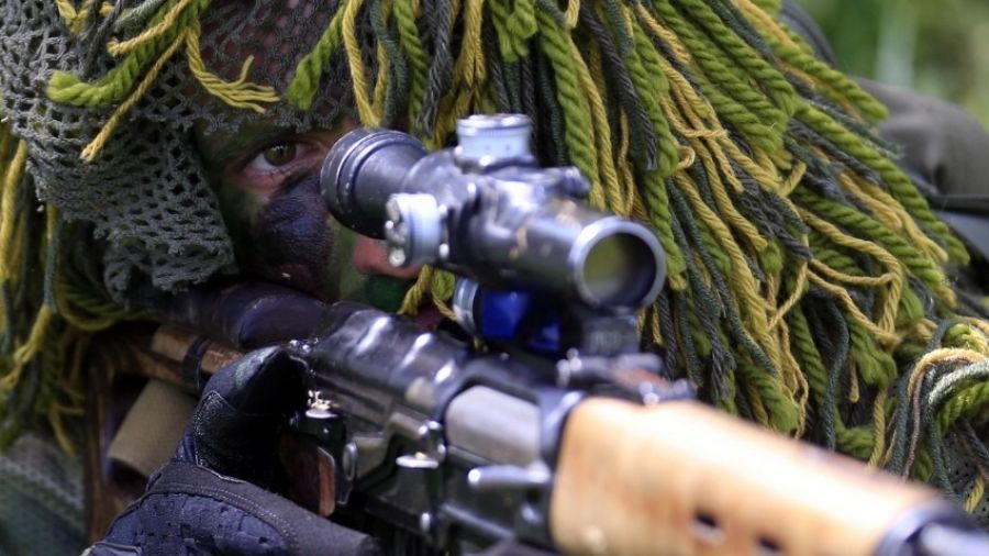 Русская весна: Снайпер спецназа ВС РФ одолел в дуэли снайпера ВСУ и захватил трофеи