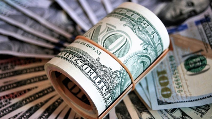 Аналитик Подлевских: гражданам РФ сейчас выгодно покупать доллар по упавшему курсу