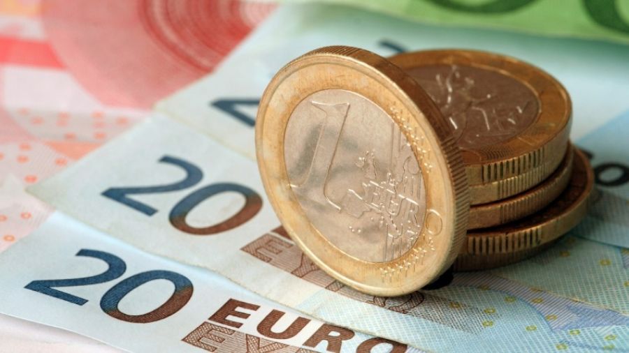 Курс евро снизился до 74 рублей впервые с марта 2020 года
