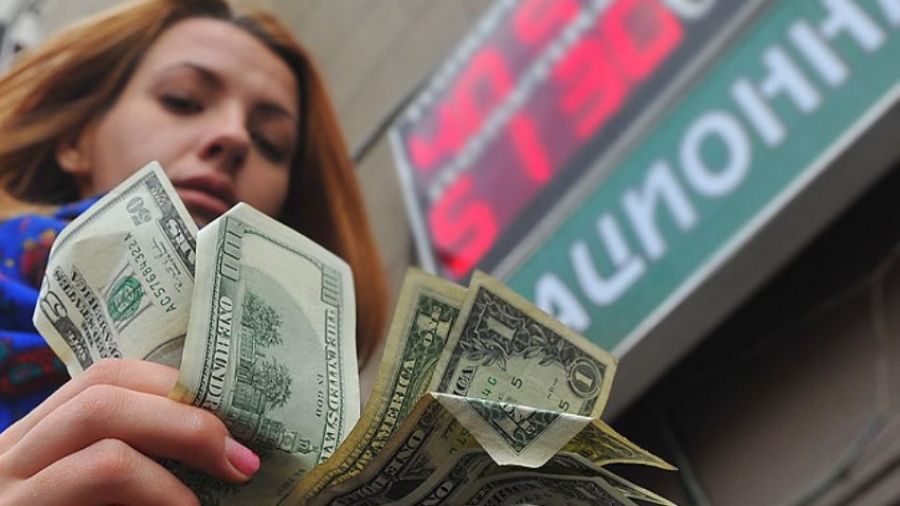 Доллар упал ниже 77 рублей впервые с 21 февраля