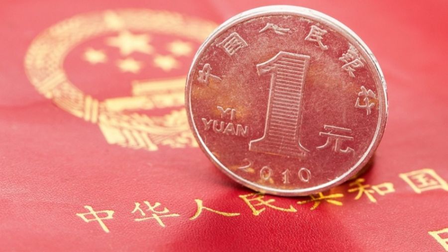 Экономист рассказала россиянам, стоит ли хранить сбережения в юанях