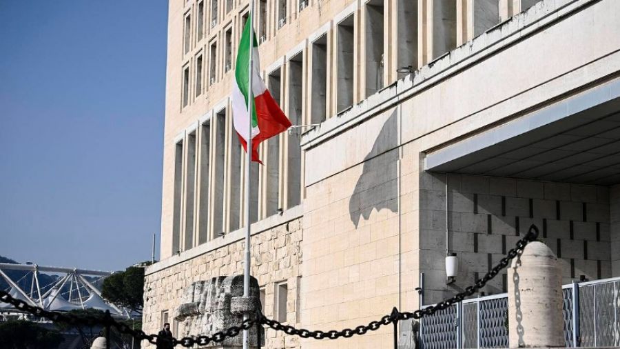 Неизвестный облил красной краской двери Посольства России в Италии