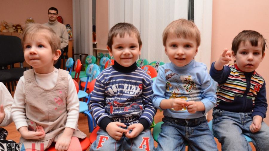 "Единая Россия" прорабатывает устройство детей-сирот из Донбасса в российские семьи
