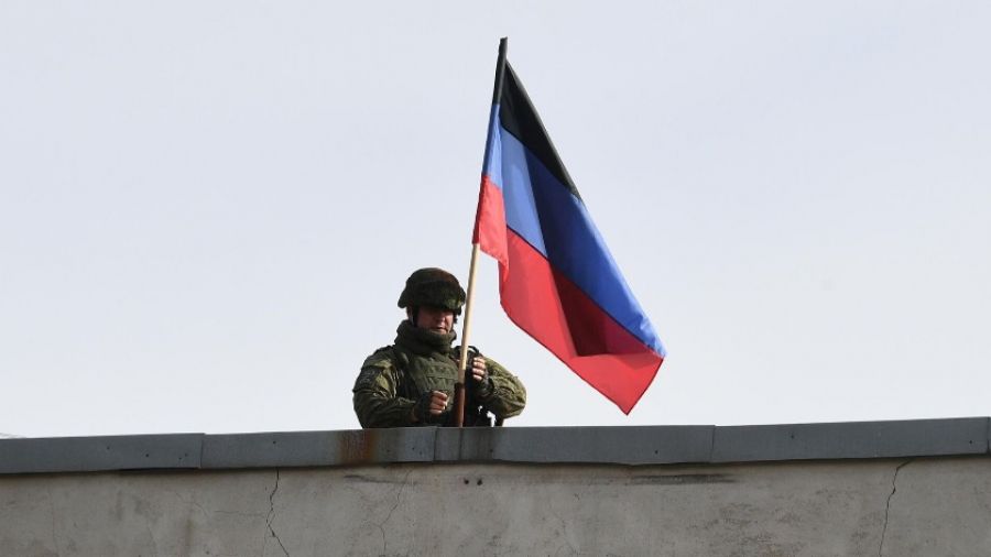 РВ: Флаги РФ и ЧВК "Вагнер" развеваются над руинами администрации Бахмута в центре города