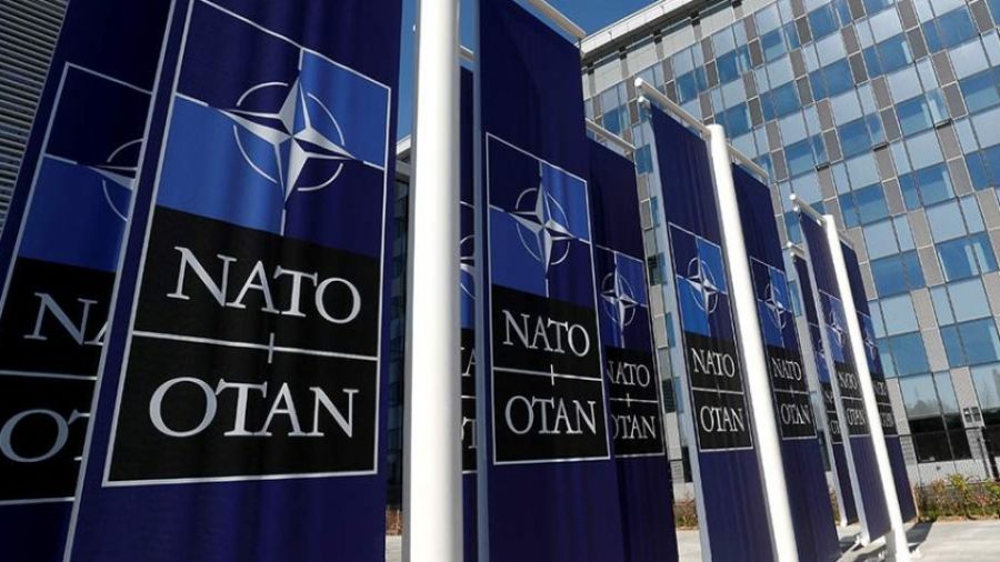 Около 50 человек участвует в акции протеста против поставок оружия ВСУ у штаб-квартиры НАТО