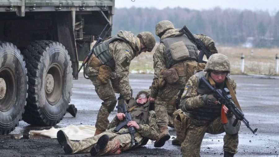 "РВ" опубликовала кадры, как боевики ВСУ в ужасе пытаются скрыться от российских дронов