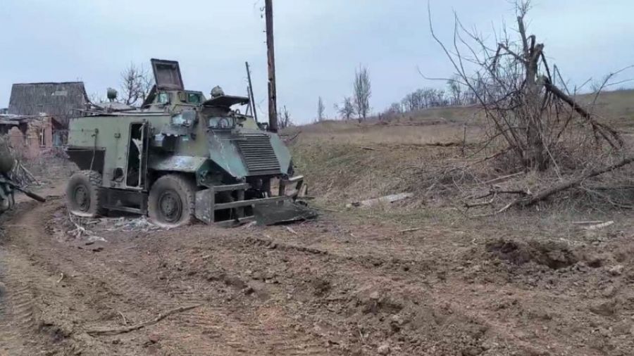 РВ: ВСУ показали сожженную колонну бронетехники НАТО, пытавшуюся атаковать позиции ВС РФ