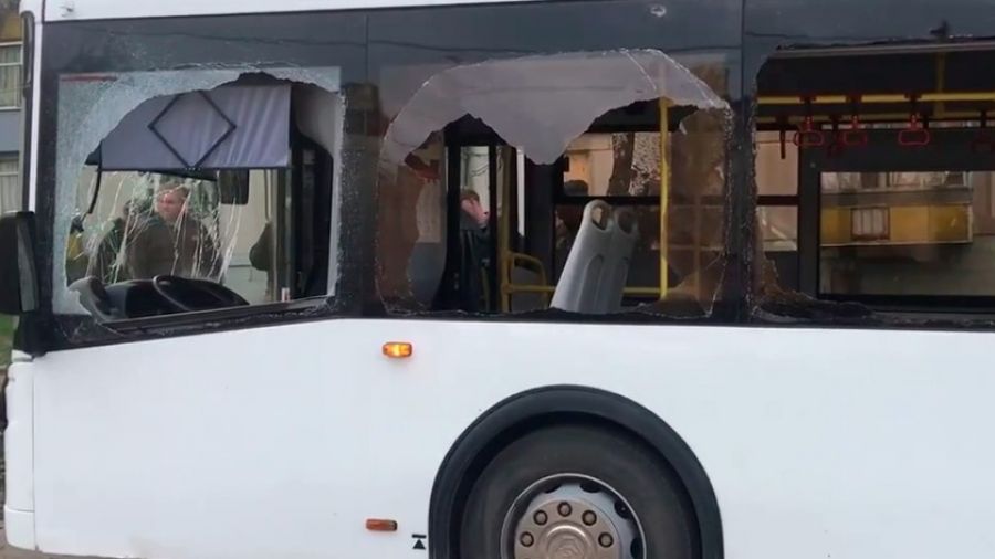 Пассажирский автобус попал под обстрел в Донецке, есть пострадавшие