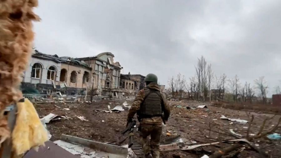 IZ.RU: Военкор показал кадры освобождения квартала в Артемовске бойцами ЧВК "Вагнер"