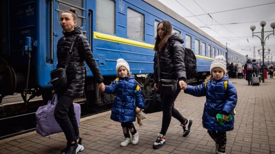 МК: Украина проведет принудительную эвакуацию детей из контролируемой ВСУ части Донбасса