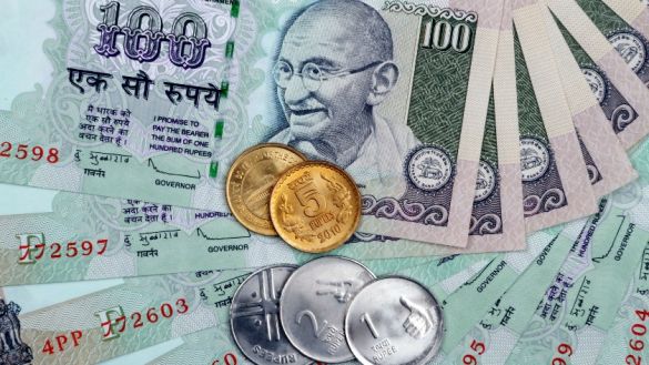 Экономист Холод объяснил, почему нет смысла россиянам открывать счет в рупиях