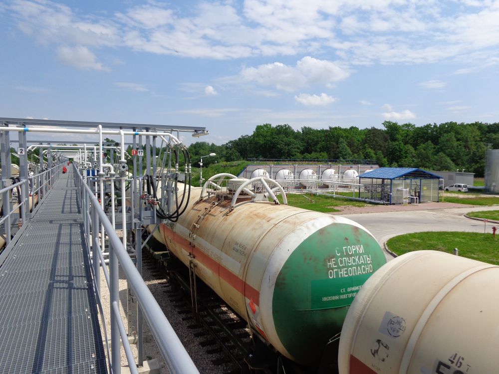 «ЗапСибНефтехим» перемещает продукцию по железным путям.