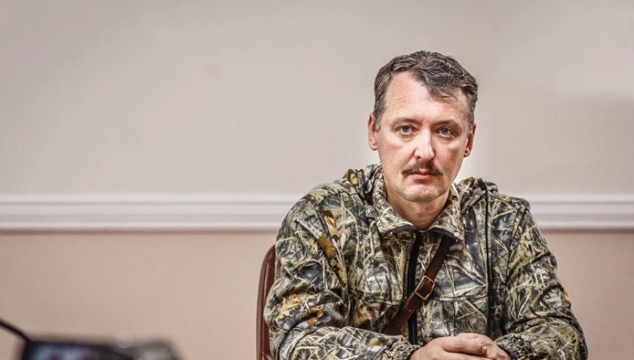 "СП": Игорю Стрелкову не дали в руки автомат "Калашникова"