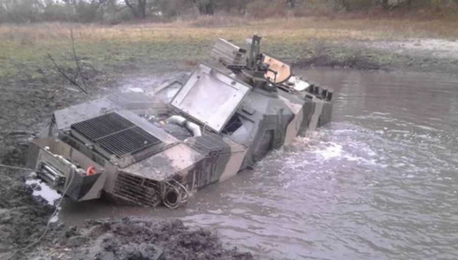 РВ: в бегстве от "Отважных" из ВС РФ боевики ВСУ утопили бронеавтомобиль "Козак-2"