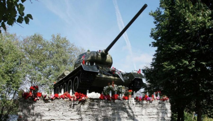 В Эстонии приступили к сносу памятника советскому танку Т-34