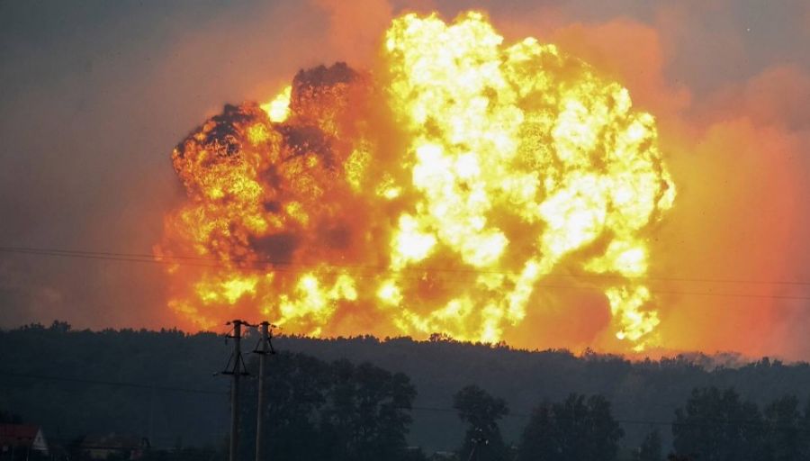 Avia.pro: В пригороде Донецка загорелся склад с тоннами артиллерийских боеприпасов