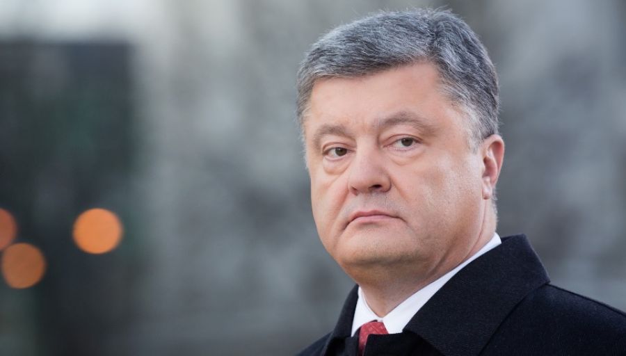 Экс-президента Порошенко подловили в Варшавском аэропорту с бутылкой игристого в руках
