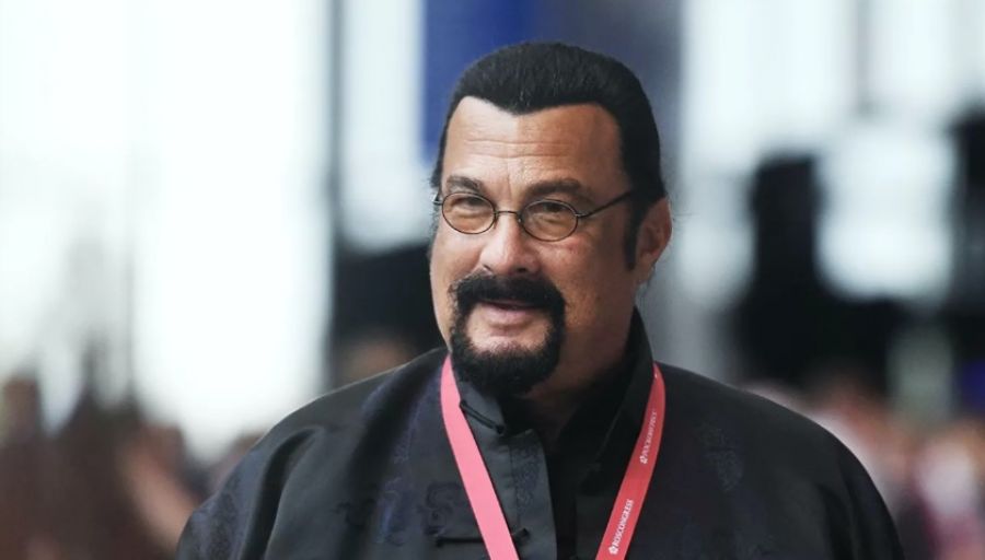 Стивен Сигал посетил Донбасс и разрушенный изолятор в Еленовке