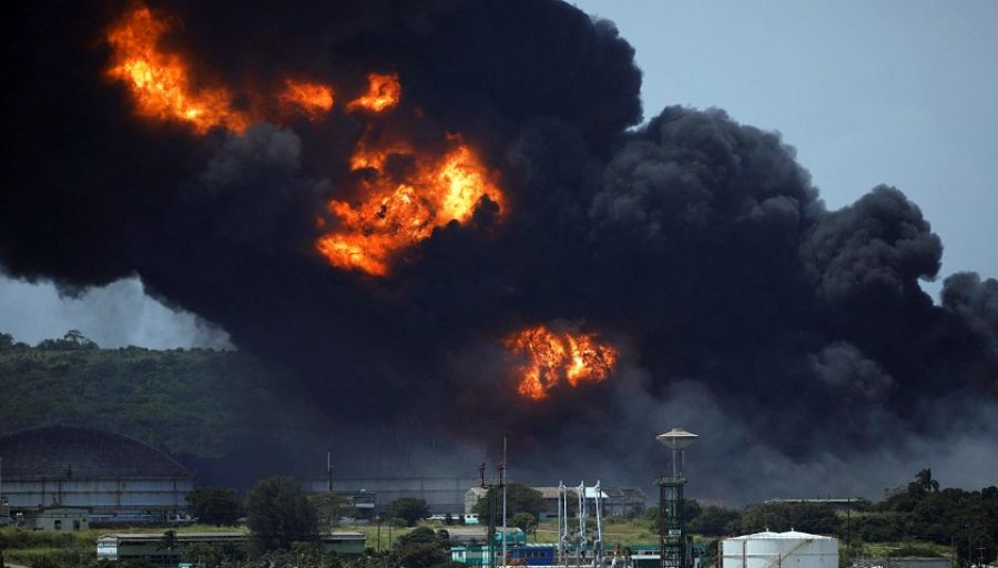 Бушующий более суток чудовищный пожар в нефтехранилище на Кубе попал на видео