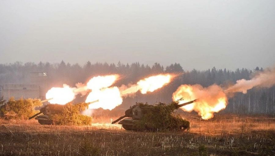 На севере Донецка идёт ожесточенный бой, артиллерия боевиков ВСУ накрывает жилые районы