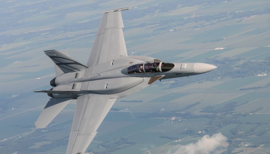 На украинской границе обнаружены два американских истребителя F-18 с ракетами AIM-120