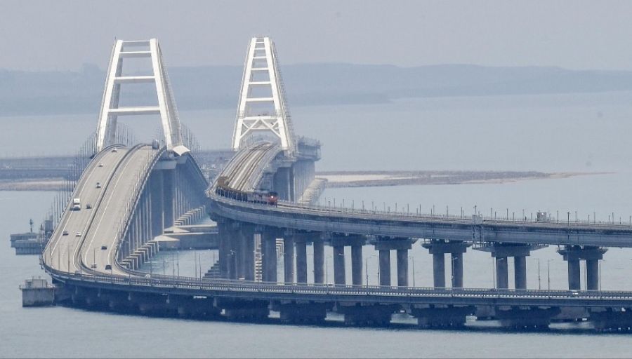 В направлении Крыма на мосту замечена многокилометровая колонна военной техники ВС РФ