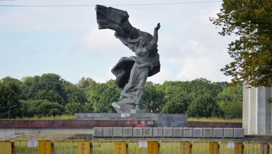 Латвийские нацисты раскололи тяжёлой техникой легендарную скульптуру "Мать-Родина" в Риге