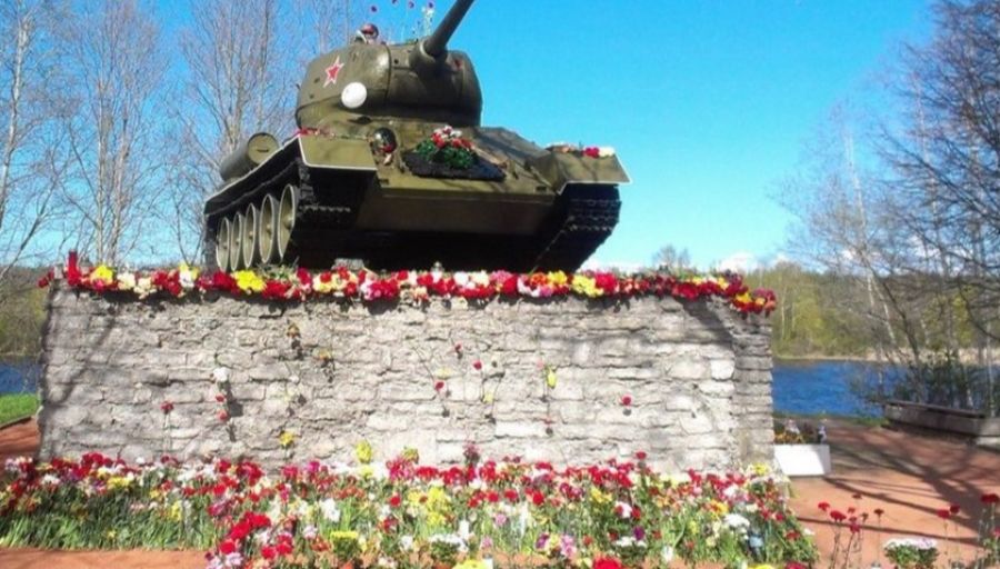 Идет борьба с решением эстонских властей, но Нарва не сдаётся, а Т-34 под народной охраной