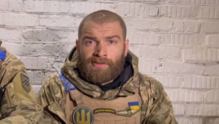 Из-за отношения к ВС Украины пленный майор "Волына" не хочет говорить с жителями Мариуполя