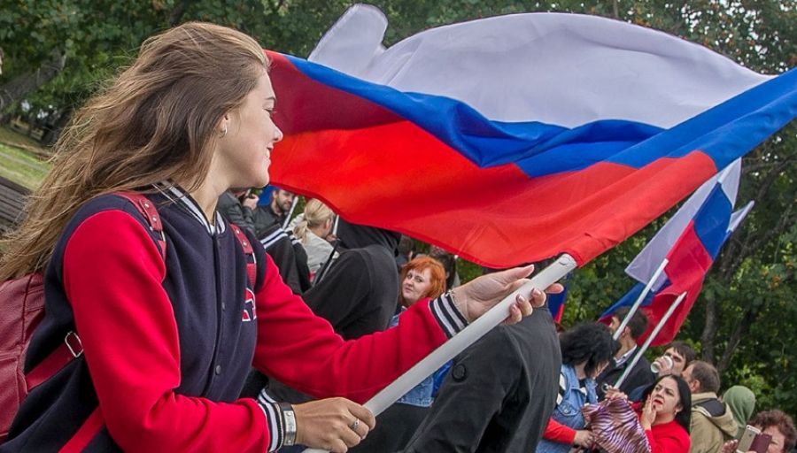 В ЛНР постепенно возвращается мир: как технику из России встречают бурными аплодисментами