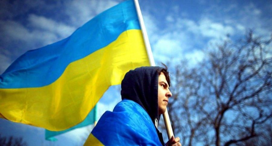 "Русская весна" рассказала, как украинец публично сорвал желто-голубой флаг и вытер о него ноги