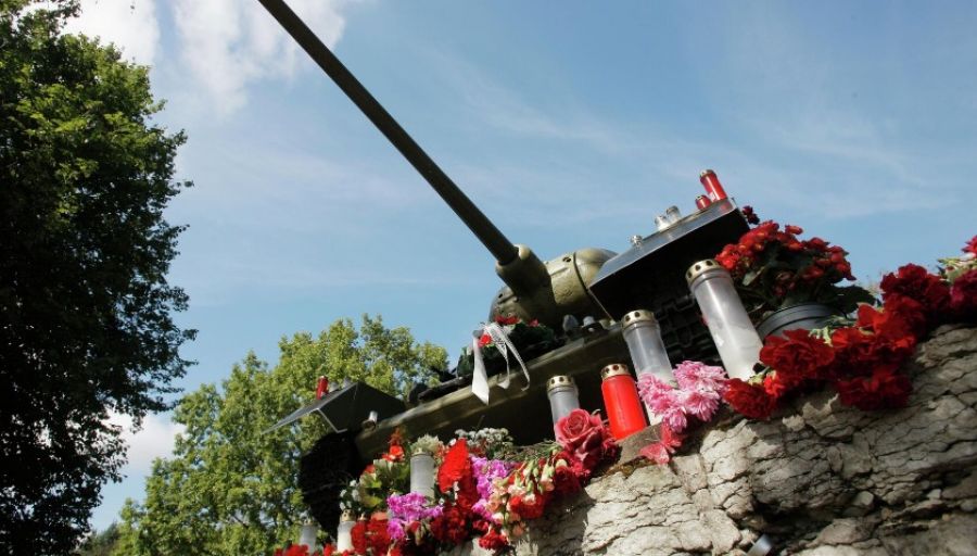 РВ: памятник-танк Т-34 в Нарве демонтирован, начаты репрессии против защитников памятника