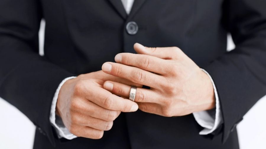 Эксперты рассказали, почему мужские обручальные кольца становятся все популярнее