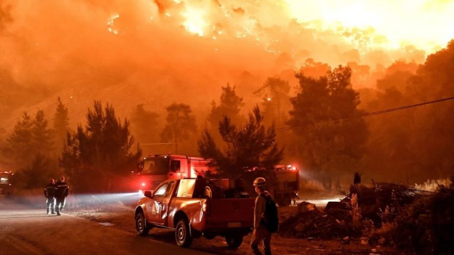 Пожарные в Греции борются с пламенем, вызванным ураганным ветром