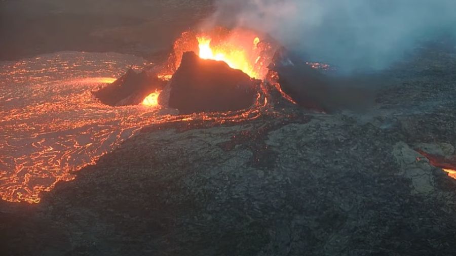 Извергающийся вулкан в Исландии вызвал торнадо из-за взрыва лавы
