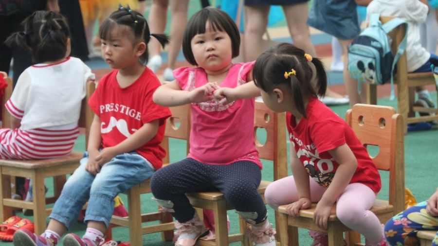 В Китае установили лимит времени, которое дети могут проводить за телефоном