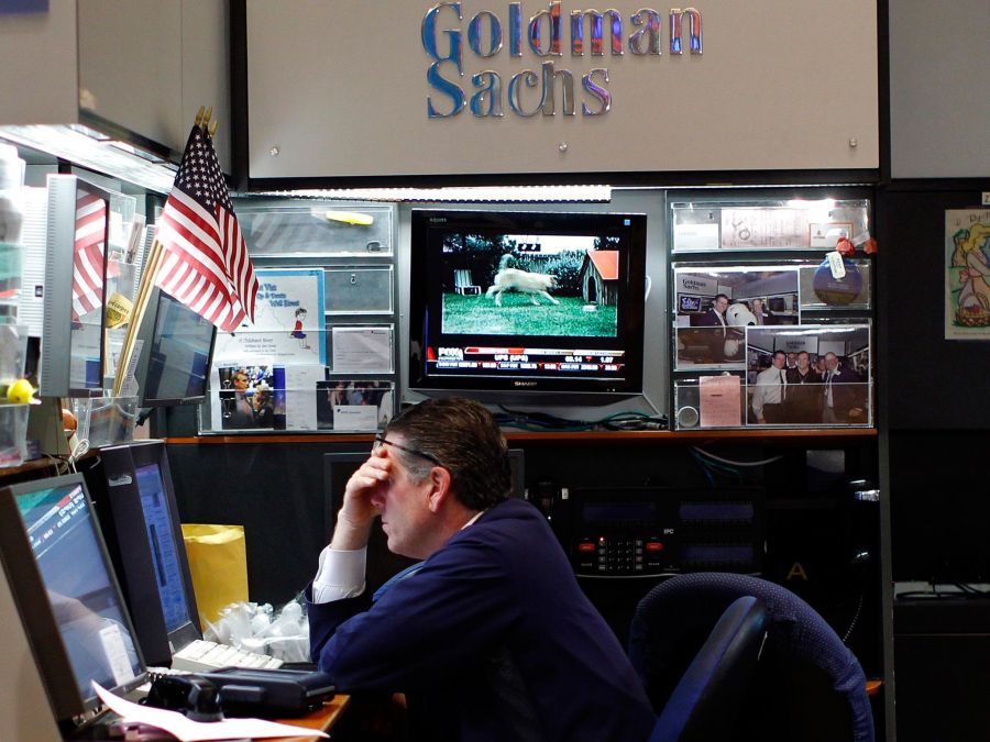 Инвестиционный банк Goldman Sachs повышает зарплату младшим банковским сотрудникам