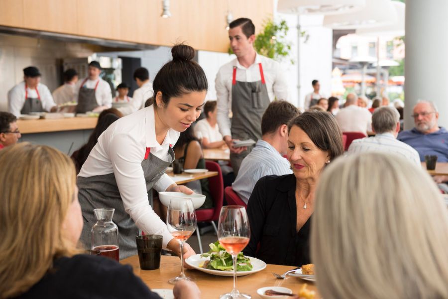 Впервые средняя зарплата работников ресторанов и супермаркетов в США за час превысила $15