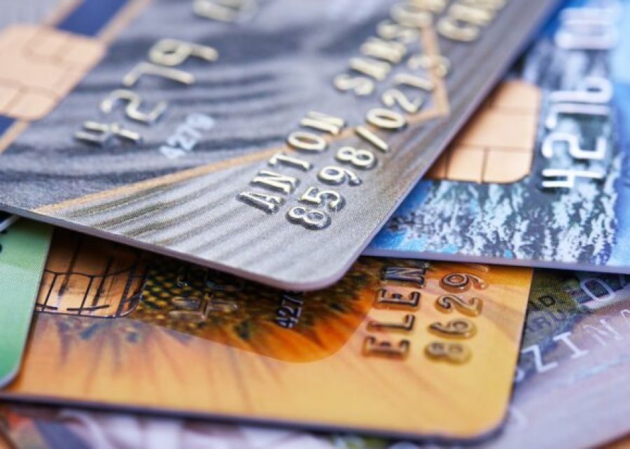 Экономист Алена Никитина рассказала о том, как получить доход от банковских карт