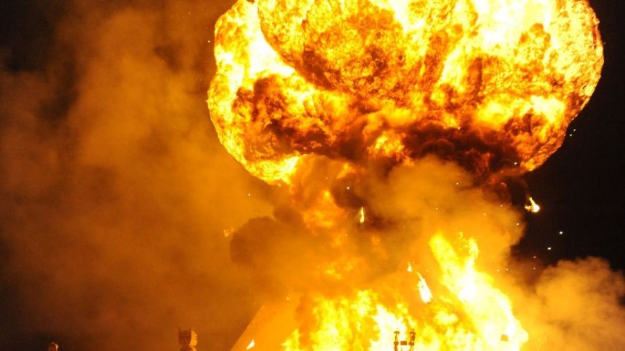 RusVesna опубликовала кадры последствий мощного взрыва на нефтебазе в Изюмском районе