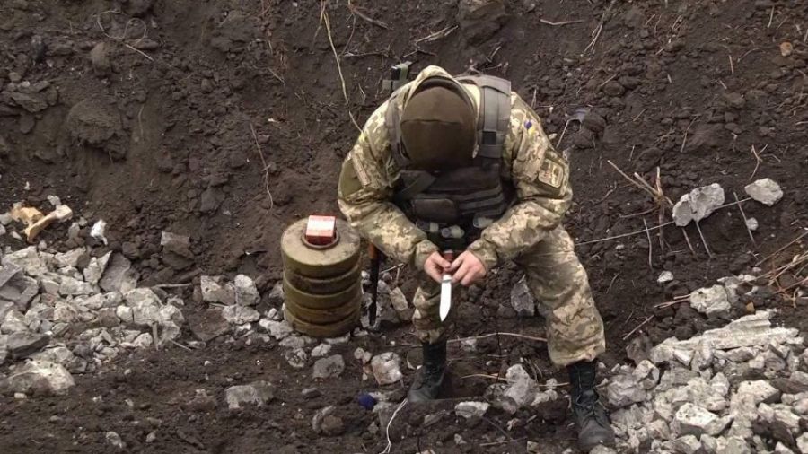 Военкоры проинформировали, что в зоне СВО ведется борьба с минами МОН-50, ПМН, ОЗМ-72