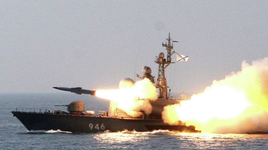 Минобороны показало видеозапись пуска как минимум трех ракет "Калибр" по целям на Украине