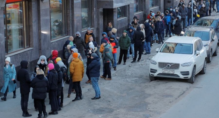 «МК»: В Киеве стало сложно снять наличные средства с банковских карт