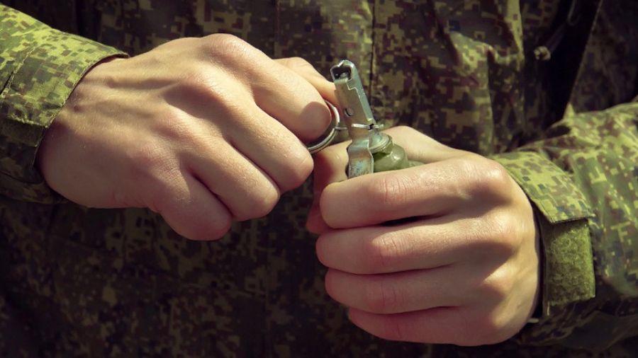 RusVesna опубликовала трагические видеокадры подрыва военнослужащего ВС РФ гранатой 
