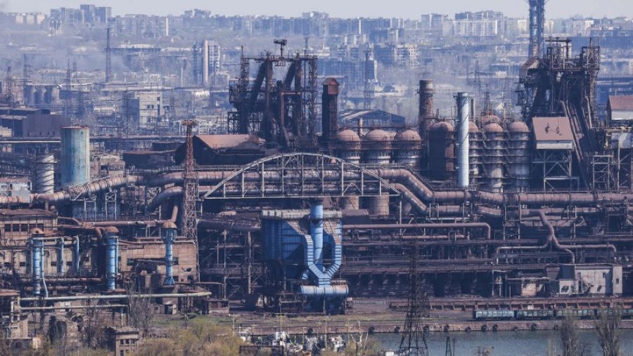 Военнослужащие Росгвардии нашли тайник с оружием в гаражах «Азовстали» в Мариуполе