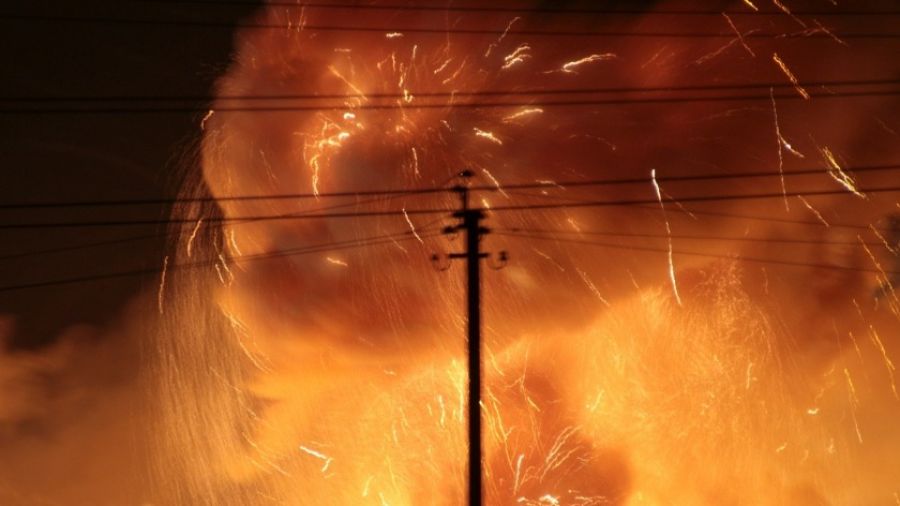 Стена огня в небе: Вспышка от страшного взрыва озарила город Ирмино в ЛНР