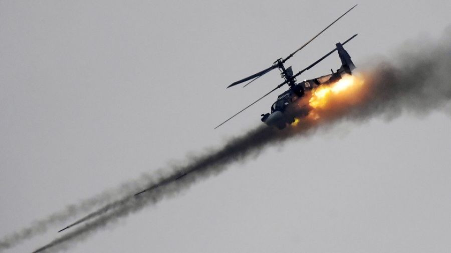 Опубликовано видео, как экипаж боевого вертолёта ВКС России уничтожает бронетехнику ВСУ