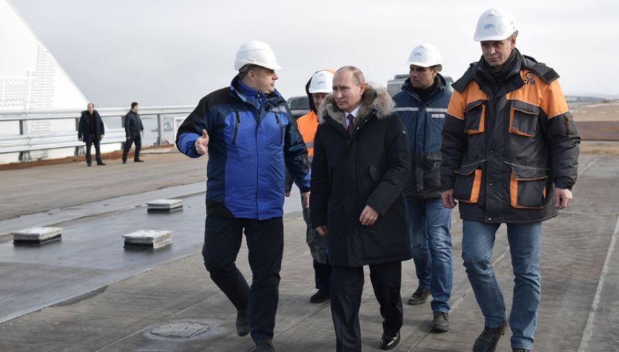 Читатели «Гуаньча» сравнили проехавшего по Крымскому мосту Владимира Путина со Шварценеггером